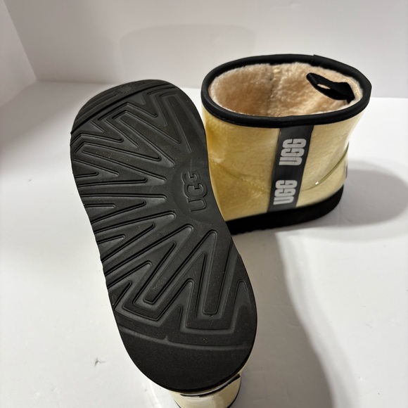 UGG WOMEN'S CLASSIC CLEAR MINI NATURAL BLACK BOOT FAUX FUR
WOOL LINED SIZE 5 - Picture 5 of 7